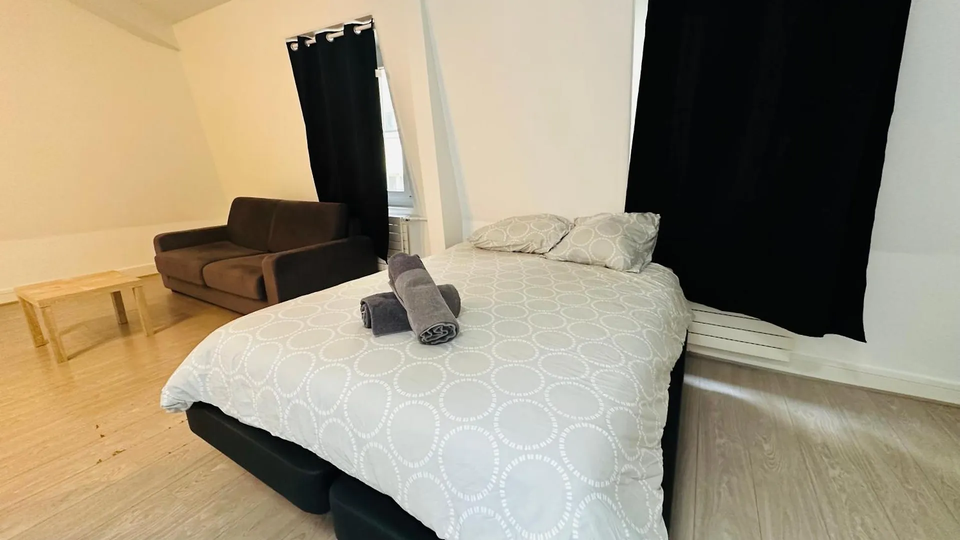 Spacieuses Flats Montaigne Champs Elysee Paris France